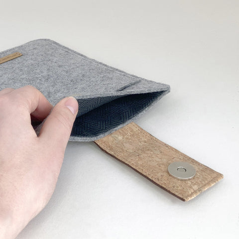 Housse pour reMarkable Paper Pro | avec fermeture magnétique et compartiment supplémentaire | gris clair - Tracks | Modèle "HAKA"