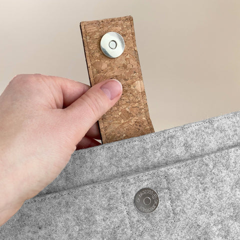 Hoesje voor MacBook Air M2 15 | met magnetische sluiting en extra vak  | lichtgrijs - Bloom | Model "HAKA"