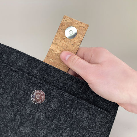 Op maat gemaakte tablethoes | met magnetische sluiting en extra vak | antraciet - sporen | Model "HAKA"