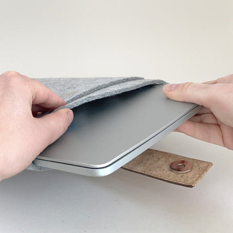 Hoesje voor MacBook Air M2 15 | met magnetische sluiting en extra vak  | lichtgrijs - Bloom | Model "HAKA"