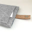 Housse pour ordinateur portable personnalisée | avec fermeture magnétique et compartiment supplémentaire | gris clair - Bloom | Modèle "HAKA"