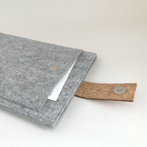 Étui pour tablette sur mesure | avec fermeture magnétique et compartiment supplémentaire | gris clair - pistes | Modèle "HAKA"