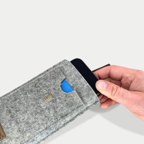 Handige heuptas voor iPhone 11 Pro | met magneetsluiting en vak voor kaarten | lichtgrijs | model CLIP