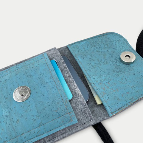 Umhängetasche für iPhone 16 Plus | aus Filz und Bio-Baumwolle | hellgrau - azur | Modell KEDJA deluxe