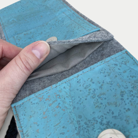 Umhängetasche für iPhone 16 Plus | aus Filz und Bio-Baumwolle | hellgrau - azur | Modell KEDJA deluxe