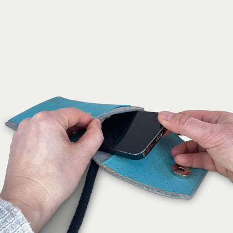 Sac bandoulière pour Samsung Galaxy Z Fold6 | en feutre et coton bio | gris clair - azur | modèle KEDJA deluxe