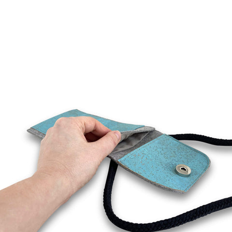 Sac bandoulière pour iPhone 15 | en feutre et coton bio | gris clair - azur | modèle KEDJA deluxe