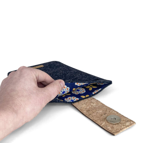 Housse pour PocketBook Verse | avec fermeture magnétique et compartiment supplémentaire | anthracite - Bloom | Modèle "HAKA"