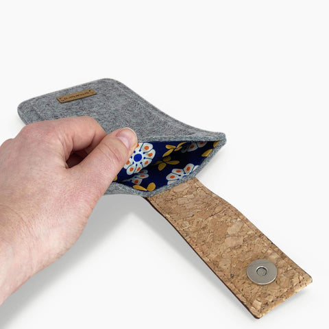 Telefoonhoesje voor Fairphone 5 | met magneetsluiting en extra vak | lichtgrijs - Bloom | Model HAKA