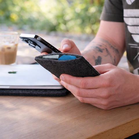 Op maat gemaakt telefoonhoesje | gemaakt van vilt en biologisch katoen | antraciet - Vormen | Model "LET"
