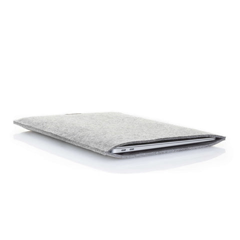 Hoesje voor MacBook Air M2 15 | gemaakt van vilt en biologisch katoen | lichtgrijs - sporen | Model "LET"