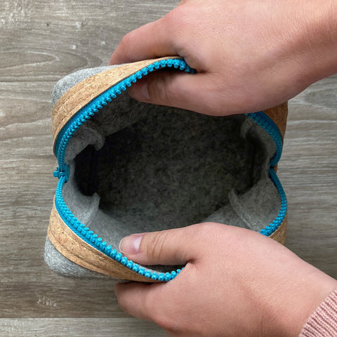 Sac d'accessoires pour câbles, etc. | en feutre et liège | gris clair-noir