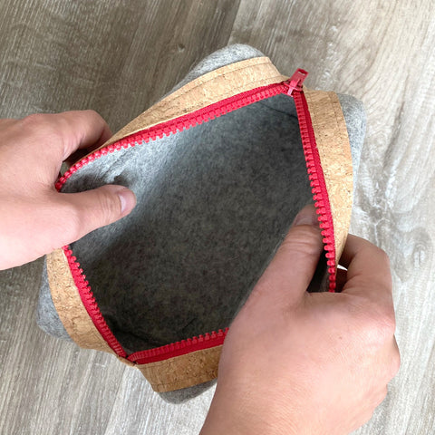 Sac d'accessoires pour câbles, etc. | en feutre et liège | gris clair-noir