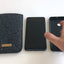 Telefoontas voor iPhone 13 Pro Max | gemaakt van vilt en biologisch katoen | lichtgrijs - kleurrijk | Model "LET"