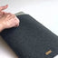 Housse ordinateur portable sur mesure | en feutre et coton biologique | anthracite - pistes | Modèle "LAISSER"