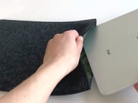 Étui pour Surface Pro 8 | en feutre et coton biologique | anthracite - rayures | Modèle "LAISSER"