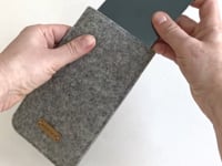 Telefoontas voor iPhone 12 mini | gemaakt van vilt en biologisch katoen | lichtgrijs - kleurrijk | Model "LET"