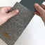 Telefoontas voor iPhone 14 Plus | gemaakt van vilt en biologisch katoen | lichtgrijs - kleurrijk | Model "LET"