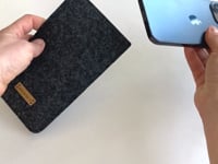 Mobiele telefoonhoesje voor iPhone 14 Pro | gemaakt van vilt en biologisch katoen | antraciet - strepen | Model "LET"