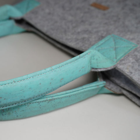 Detailaufnahme eines Filz Shopper Griffs aus türkisem Kork, hochwertige Verarbeitung und nachhaltige Materialien von SmukBird