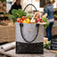 Dunkle Filz Shopper Tasche mit schwarzem Kork auf dem Wochenmarkt mit frischen Lebensmitteln, nachhaltige Bio Einkaufstasche