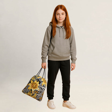 Person hält einen Turnbeutel mit gelbem Blumenmuster locker in der Hand.