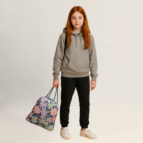 Person hält einen Turnbeutel mit hellen Sommerblumen locker in der Hand.