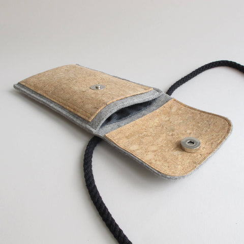 Schoudertas voor Fairphone 5 | gemaakt van vilt en biologisch katoen | lichtgrijs - sporen | Model KEDJA