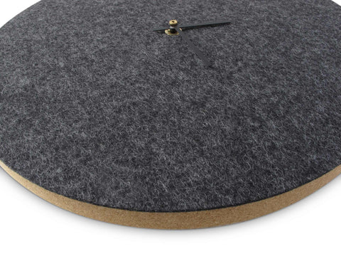 Vilt en kurk wandklok 30 cm | antraciet - zwart | Ontwerp: Aalborg