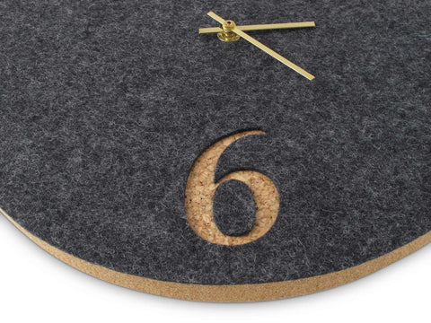 Horloge murale en feutre et liège 30 cm | anthracite - or | Conception : Aarhus