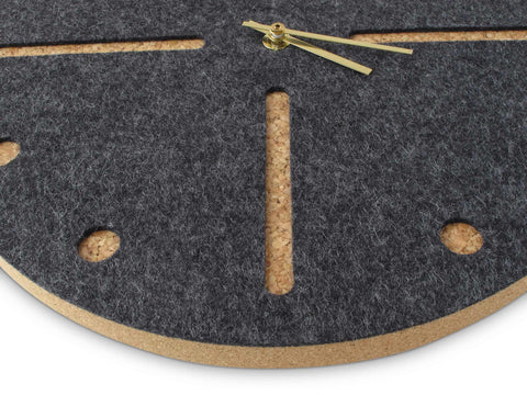 Vilt en kurk wandklok 30 cm | antraciet - goud | Ontwerp: Odense
