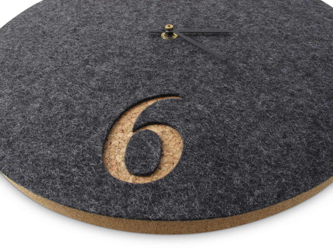 Vilt en kurk wandklok 30 cm | antraciet - zwart | Ontwerp: Århus