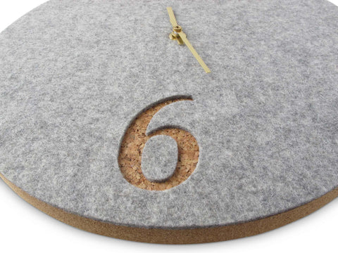 Vilt en kurk wandklok 30 cm | lichtgrijs - goud | Ontwerp: Århus