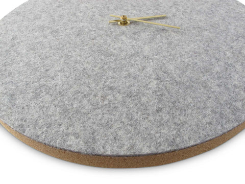 Horloge murale en feutre et liège 30 cm | gris clair - or | Conception : Aalborg