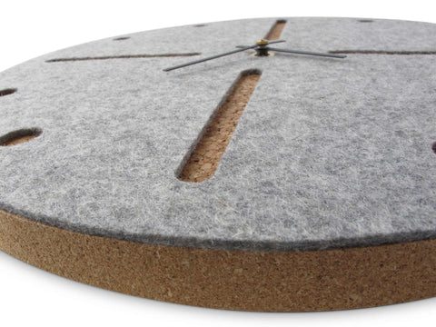 Vilt en kurk wandklok 30 cm | lichtgrijs - zwart | Ontwerp: Odense