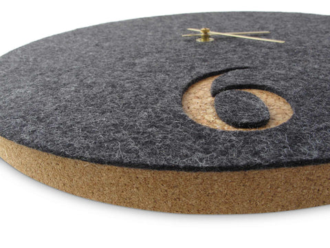 Horloge murale en feutre et liège 30 cm | anthracite - or | Conception : Aarhus