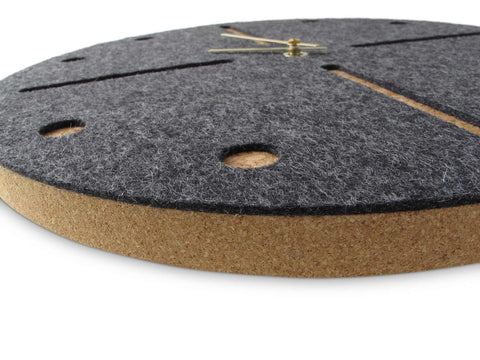 Vilt en kurk wandklok 30 cm | antraciet - goud | Ontwerp: Odense