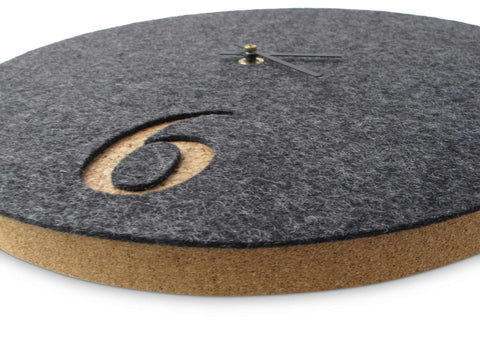 Vilt en kurk wandklok 30 cm | antraciet - zwart | Ontwerp: Århus