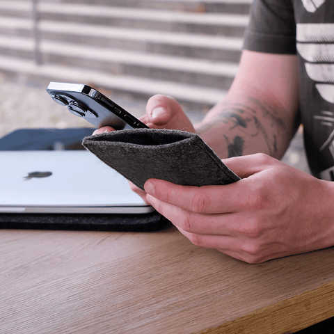 Op maat gemaakt telefoonhoesje | gemaakt van vilt en biologisch katoen | antraciet - sporen | Model "LET"