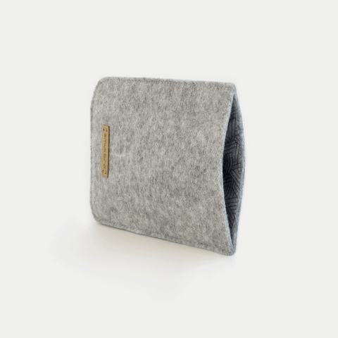 Housse de téléphone pour Xiaomi Poco M5  | en feutre et coton biologique | gris clair - pistes | Modèle "LAISSER"
