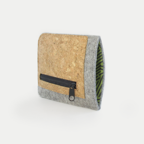 Housse de téléphone avec compartiment pour cartes pour iPhone 13 Pro Max | gris clair - rayures | Modèle "ZIP"