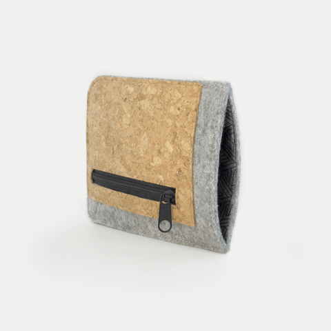 Housse de téléphone avec compartiment pour cartes pour iPhone 15 Plus | gris clair - pistes | Modèle "ZIP"