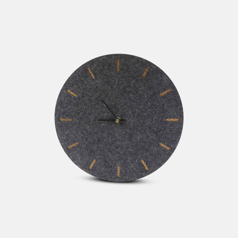 Vilt en kurk wandklok 30 cm | antraciet - zwart | Ontwerp: Kopenhagen