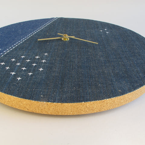 Horloge murale Wabi Sabi Denim ronde 30 cm | Jean - gold | Conception : Osaka