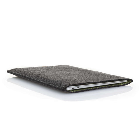 Hoesje voor MacBook Pro 13 | gemaakt van vilt en biologisch katoen | antraciet - strepen | Model "LET"