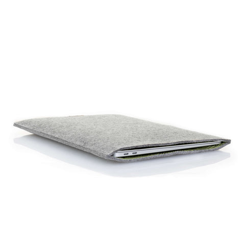 Hoesje voor MacBook Pro 13 | gemaakt van vilt en biologisch katoen | lichtgrijs - strepen | Model "LET"