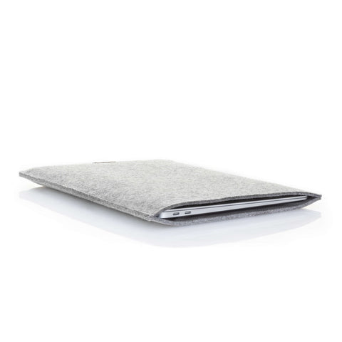 Hoesje voor MacBook Pro 14 | gemaakt van vilt en biologisch katoen | lichtgrijs - sporen | Model "LET"