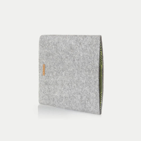 Case voor iPad Air - 5e generatie | gemaakt van vilt en biologisch katoen | lichtgrijs - strepen | Model "LET"
