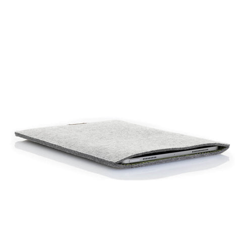 Hoes voor iPad Pro 12,9" - 5e Gen | gemaakt van vilt en biologisch katoen | lichtgrijs - strepen | Model "LET"
