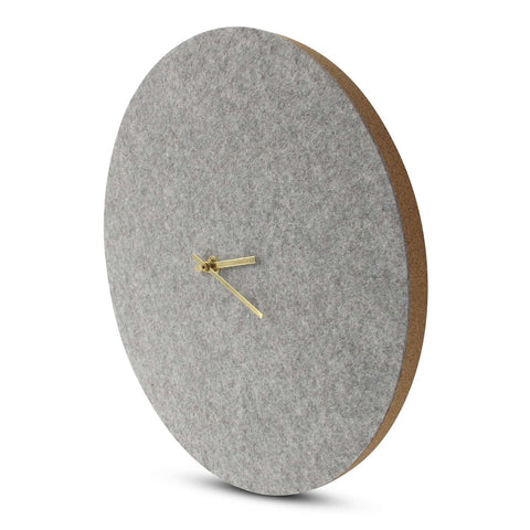 Horloge murale en feutre et liège 30 cm | gris clair - or | Conception : Aalborg